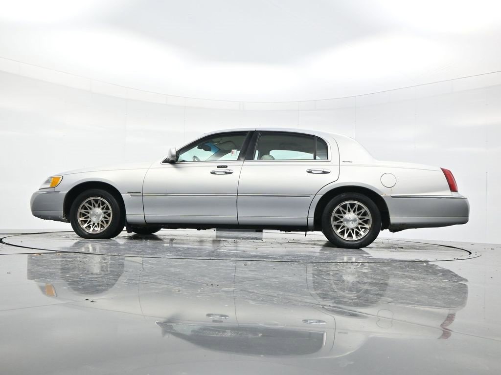 Used 2002 Lincoln Town Car Signature image 47