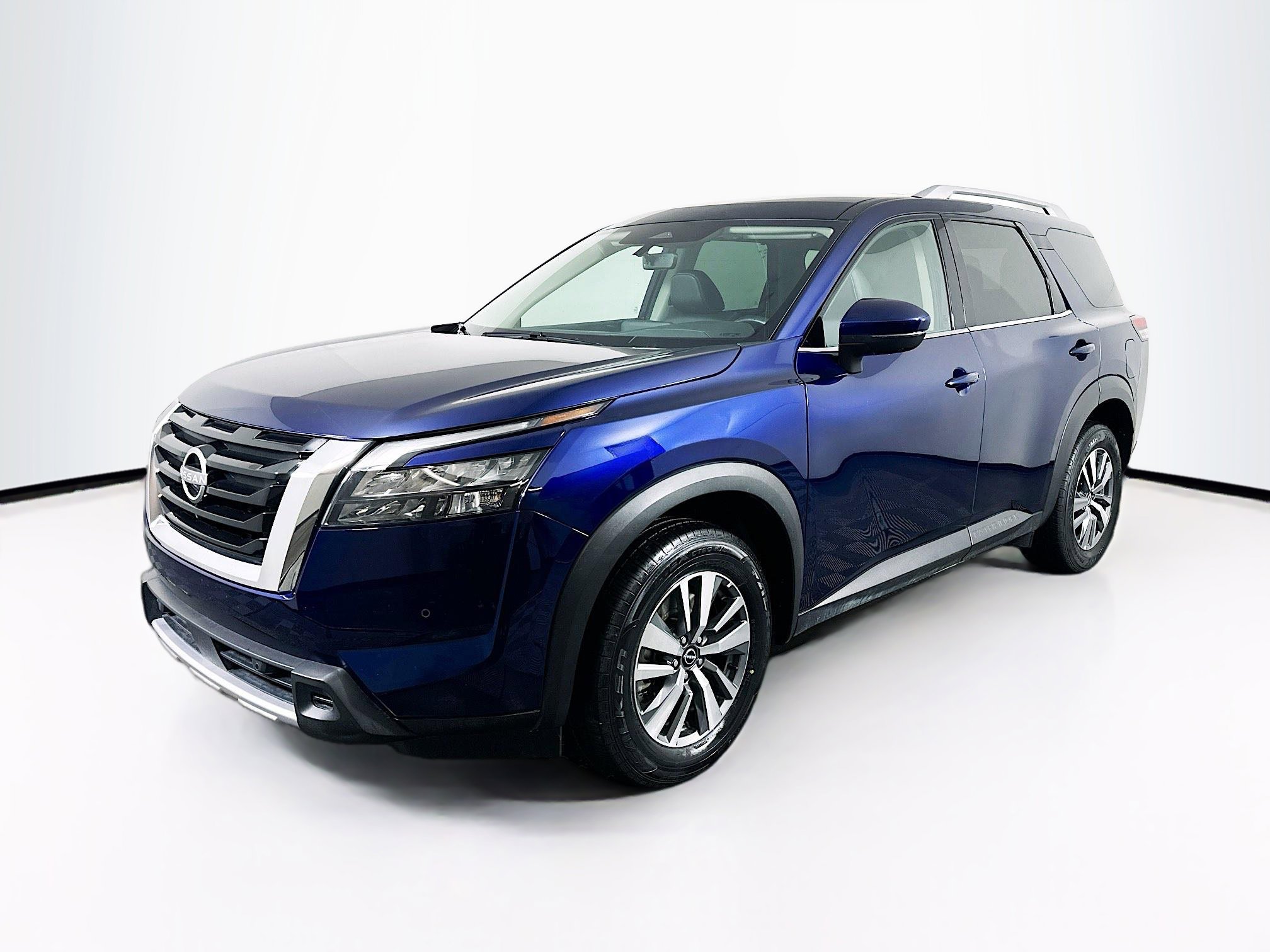 Used 2025 Nissan Pathfinder SL image 3