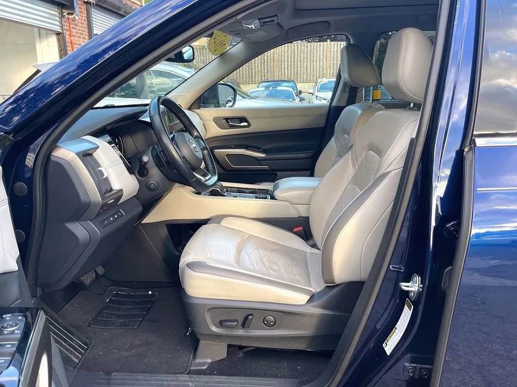 Used 2022 Nissan Pathfinder Platinum w/ Cargo Package image 9