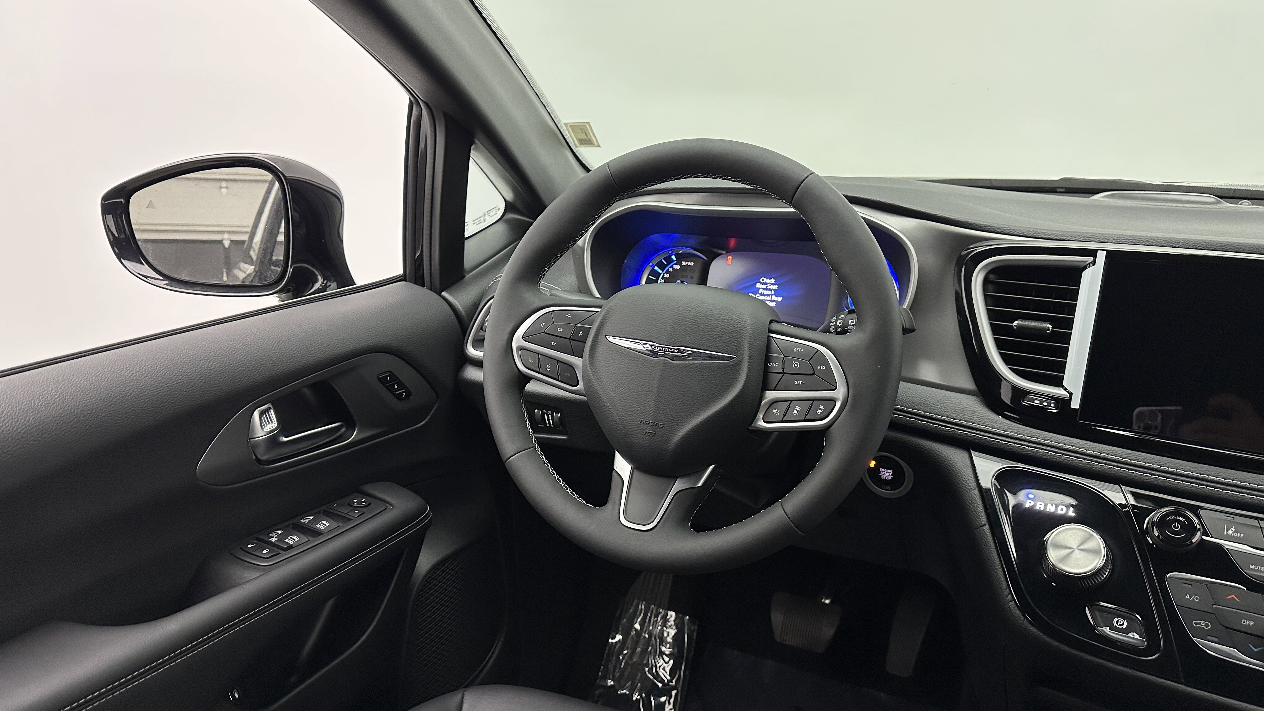 Used 2025 Chrysler Pacifica Select image 24