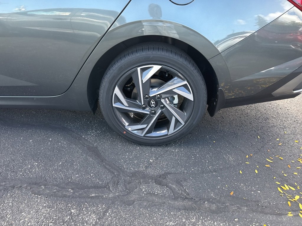 New 2025 Hyundai Elantra SEL image 12