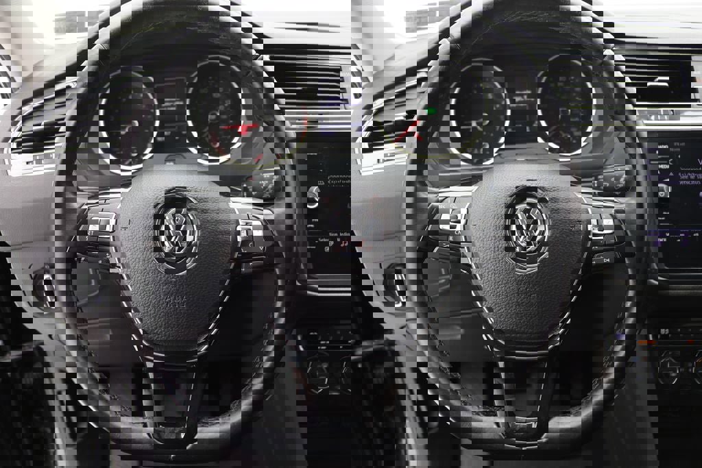 Used 2018 Volkswagen Tiguan SEL image 18