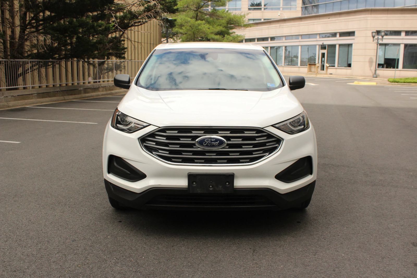 Used 2020 Ford Edge SE FWD image 3