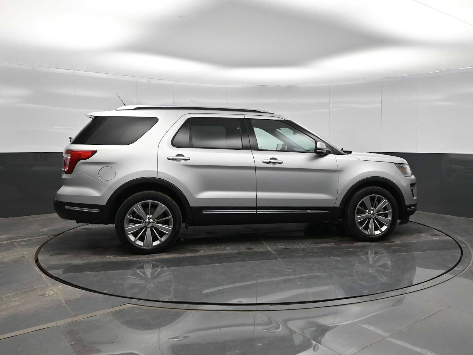 Used 2018 Ford Explorer Limited image 9