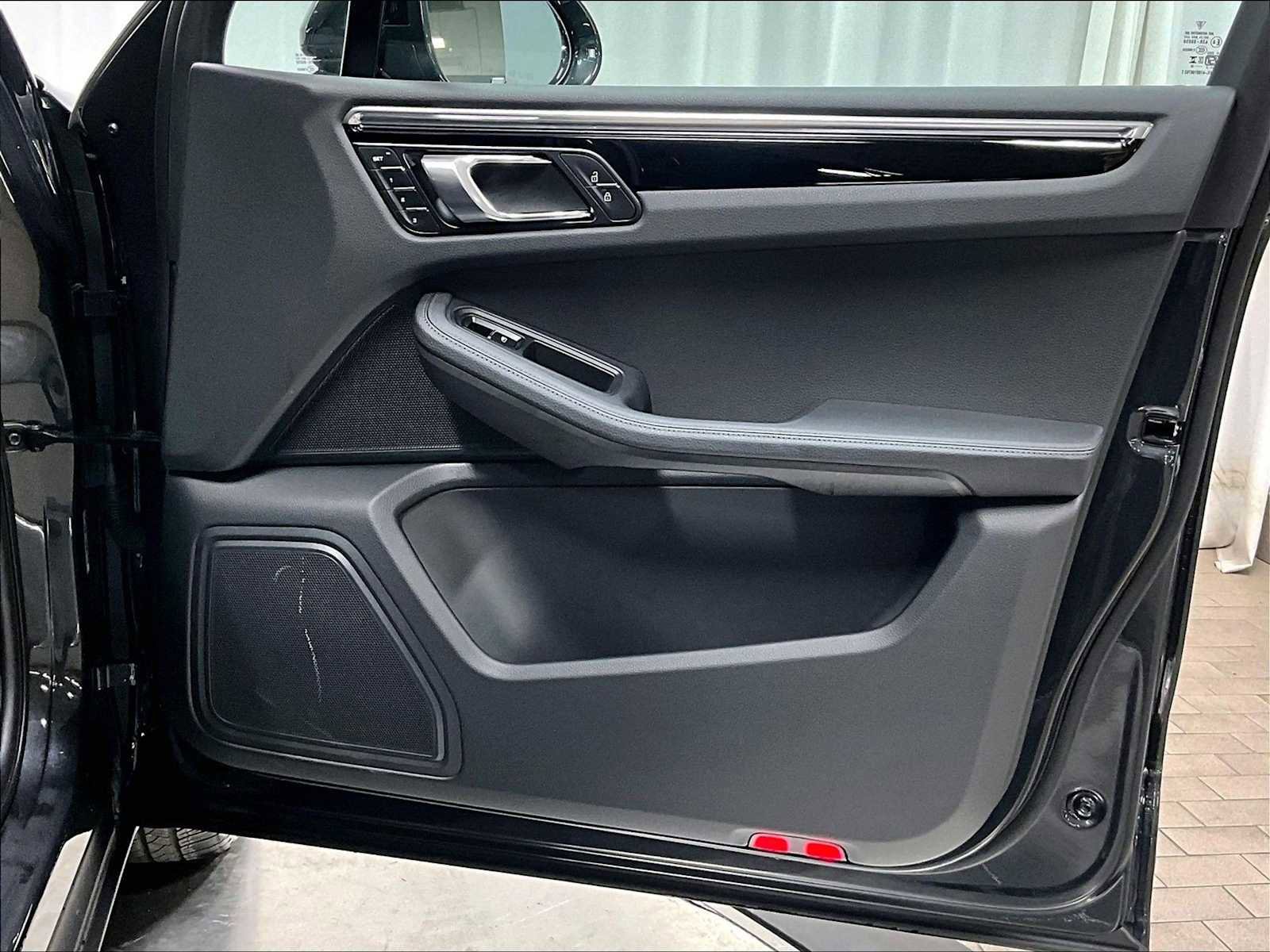 Used 2025 Porsche Macan image 29