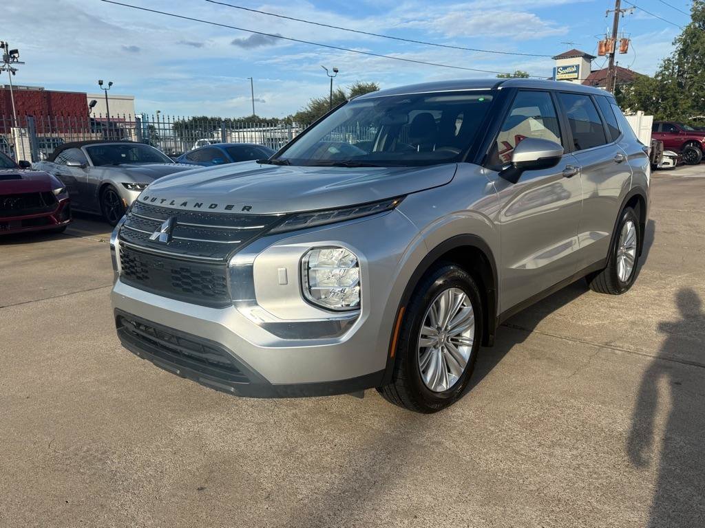 Used 2024 Mitsubishi Outlander ES FWD image 3
