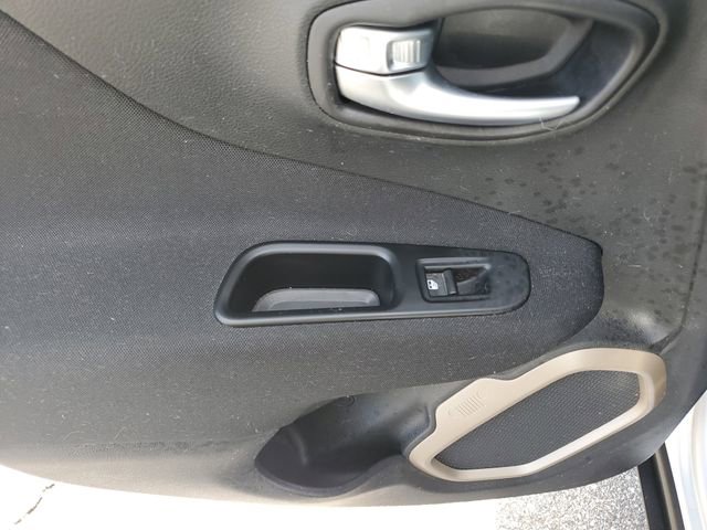 Used 2015 Jeep Renegade Latitude AWD/4WD image 16
