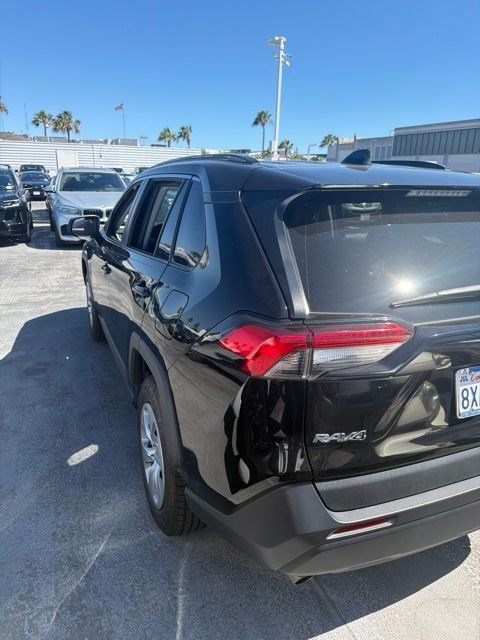 Used 2020 Toyota RAV4 LE FWD image 5
