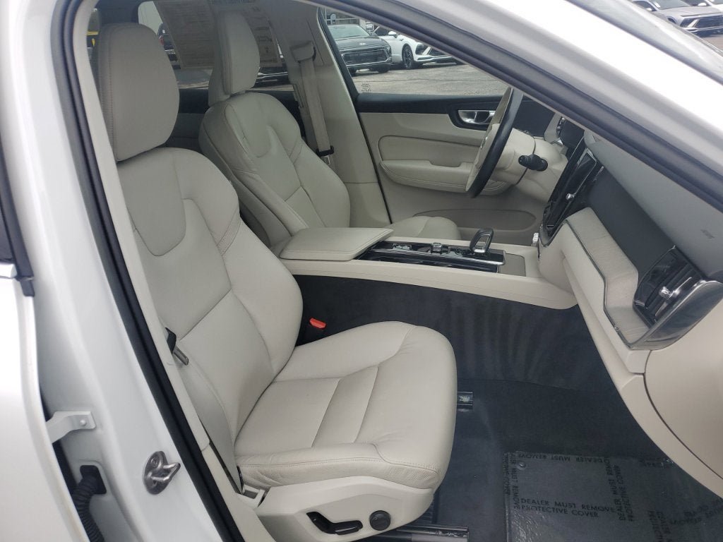 Used 2023 Volvo XC60 B5 Plus FWD image 40