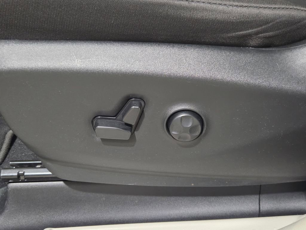 Certified 2023 Chrysler Voyager LX image 27