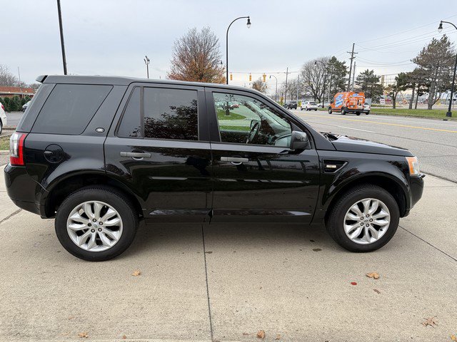 Used 2011 Land Rover LR2 HSE image 4