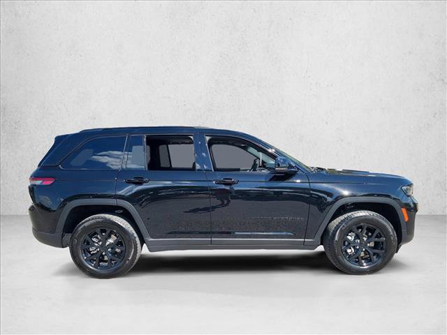 Used 2025 Jeep Grand Cherokee Altitude image 4