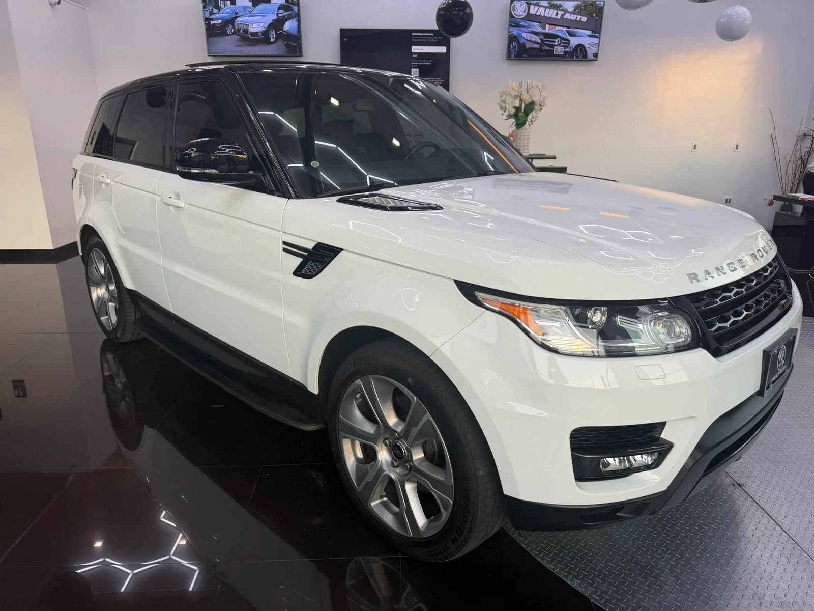 Used 2015 Land Rover Range Rover Sport HSE AWD/4WD image 3