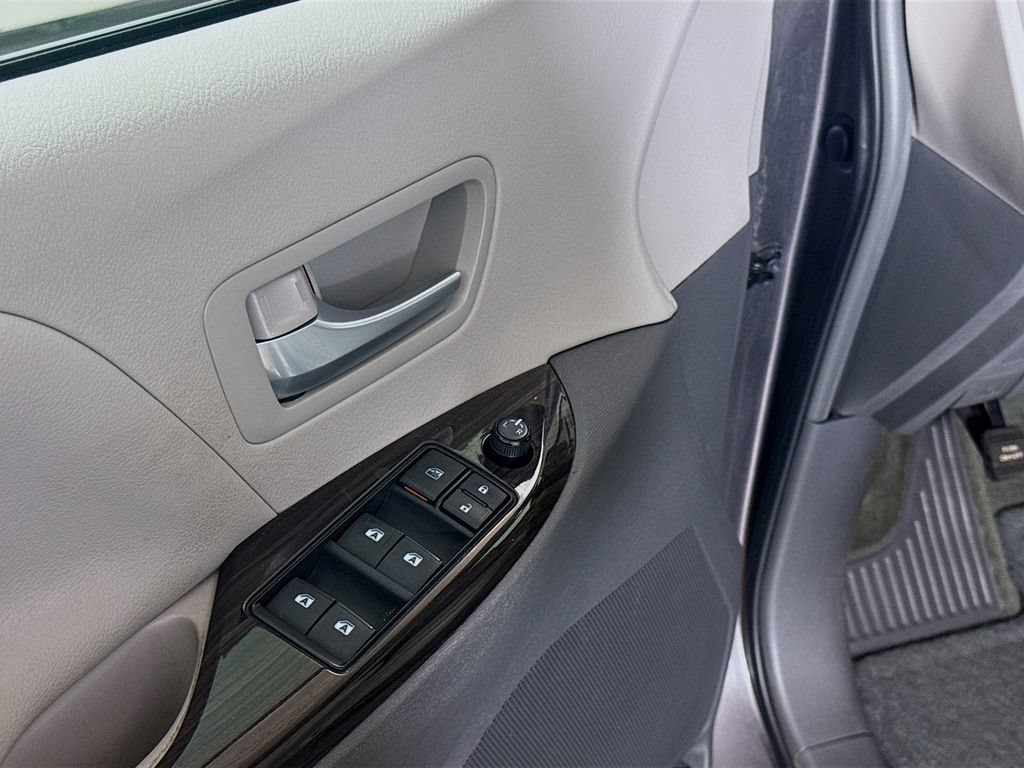 Used 2017 Toyota Sienna XLE w/ XLE Navigation Package FWD image 18