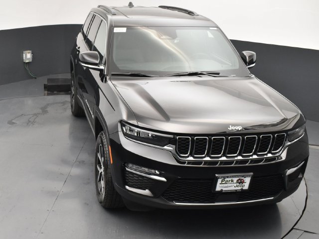 Used 2025 Jeep Grand Cherokee Limited w/ Trailer Tow Package AWD/4WD image 13