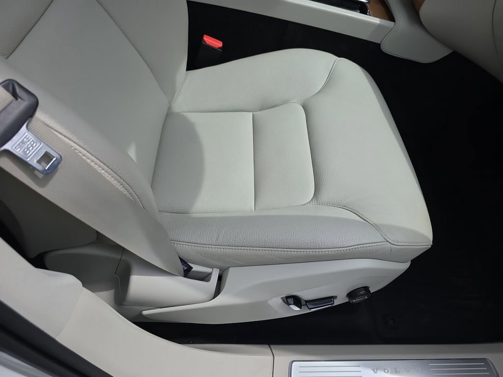 Used 2022 Volvo XC90 T5 Momentum w/ Advanced Package image 12