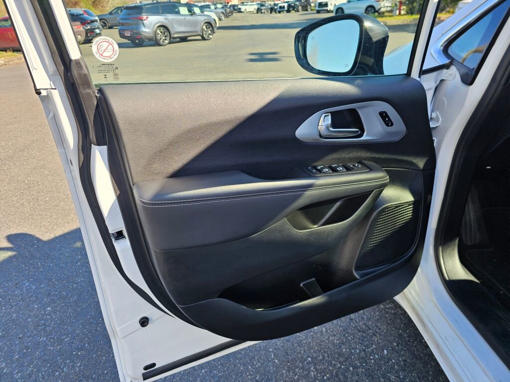 Used 2026 Chrysler Pacifica Limited image 22