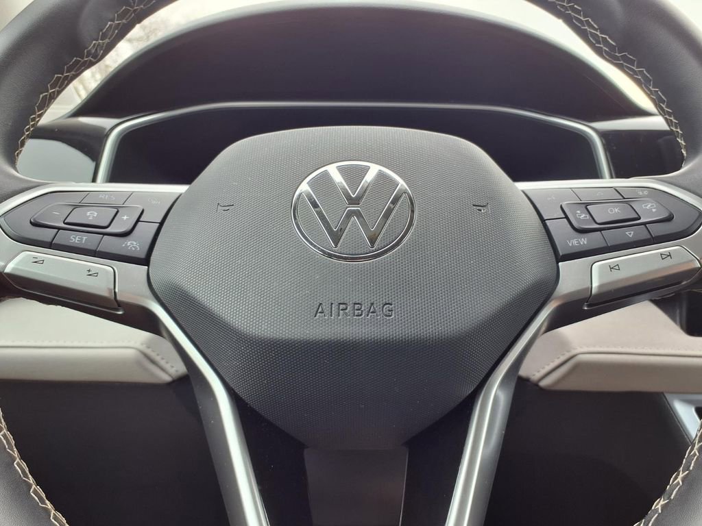 Used 2025 Volkswagen Taos SE AWD/4WD image 14