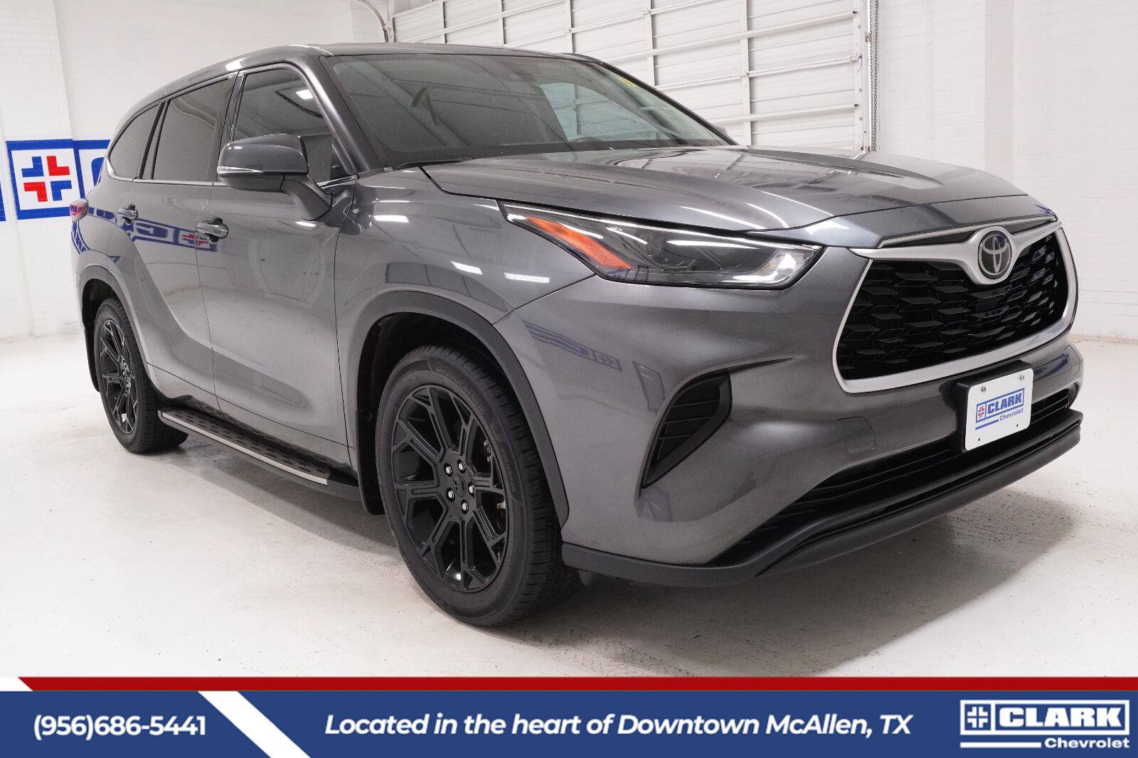 Used 2022 Toyota Highlander L FWD image 3