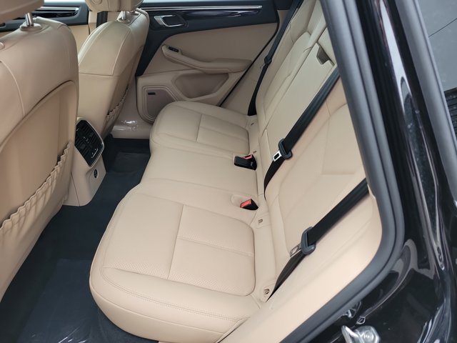 Used 2026 Porsche Macan AWD/4WD image 19