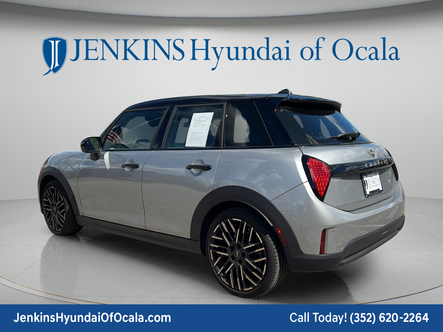 Used 2025 MINI Cooper 4-Door Hardtop FWD image 5