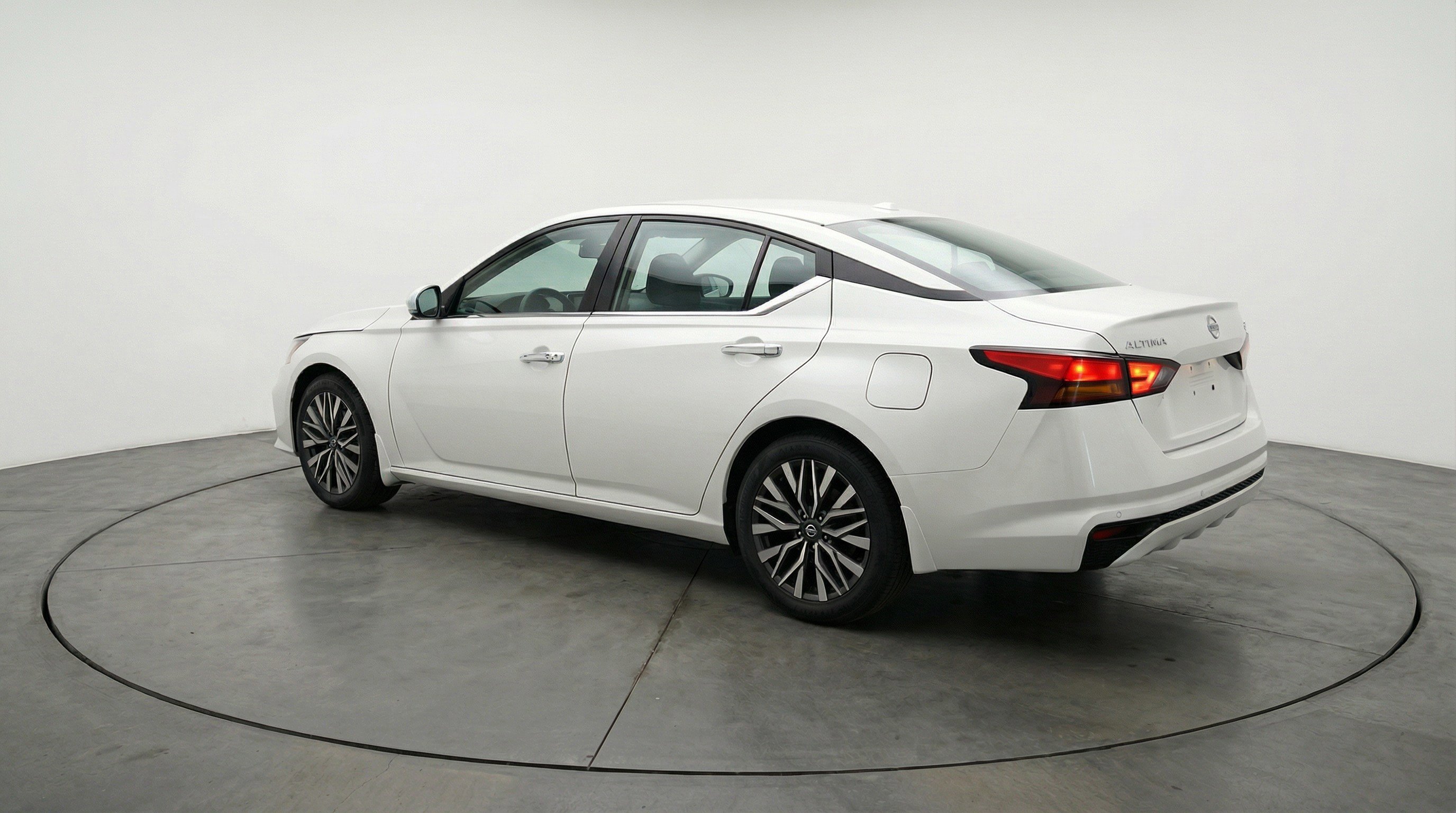 Used 2025 Nissan Altima 2.5 SV image 6