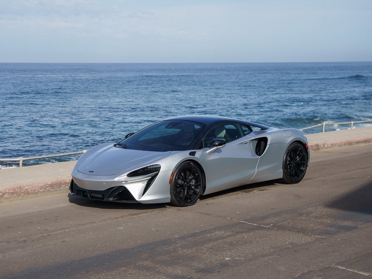 Used 2023 McLaren Artura image 1