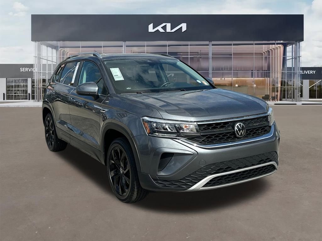 Used 2024 Volkswagen Taos SE image 1