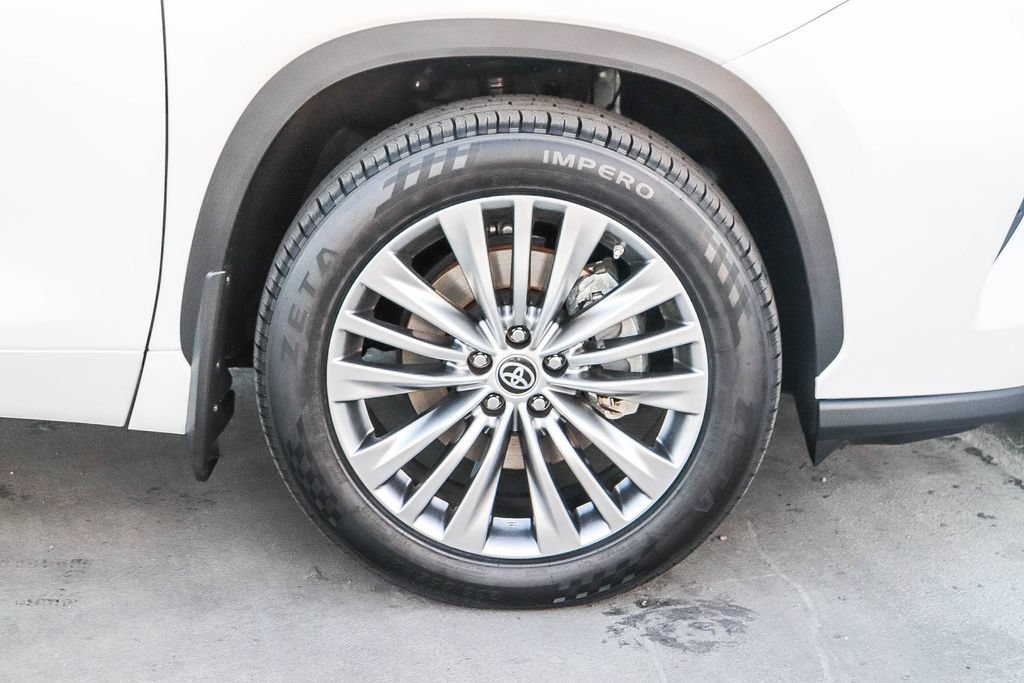 Used 2023 Toyota Highlander Platinum FWD image 11