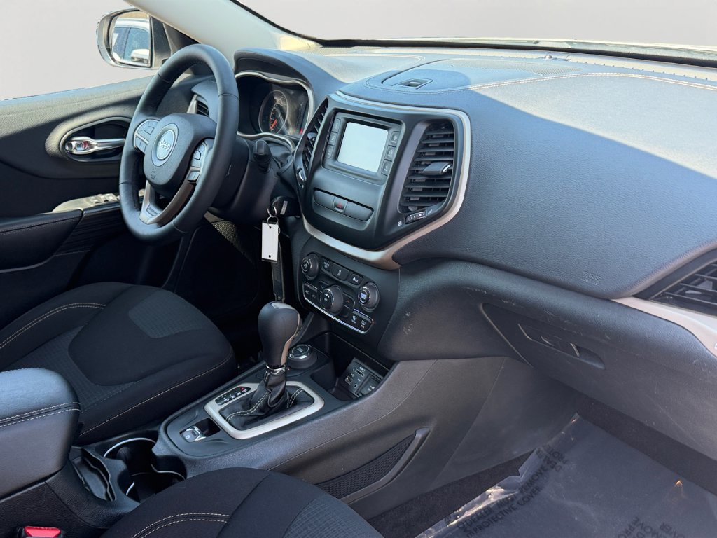 Used 2016 Jeep Cherokee Latitude w/ Cold Weather Group AWD/4WD image 6