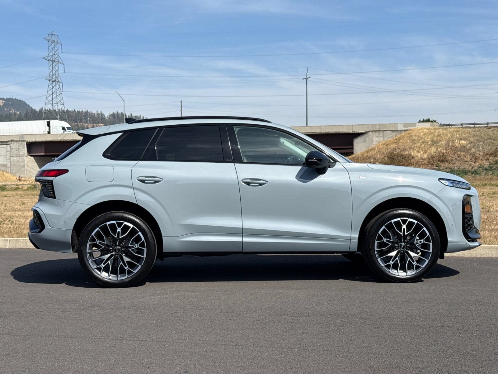 New 2026 Audi Q3 quattro 2.0T AWD/4WD image 2