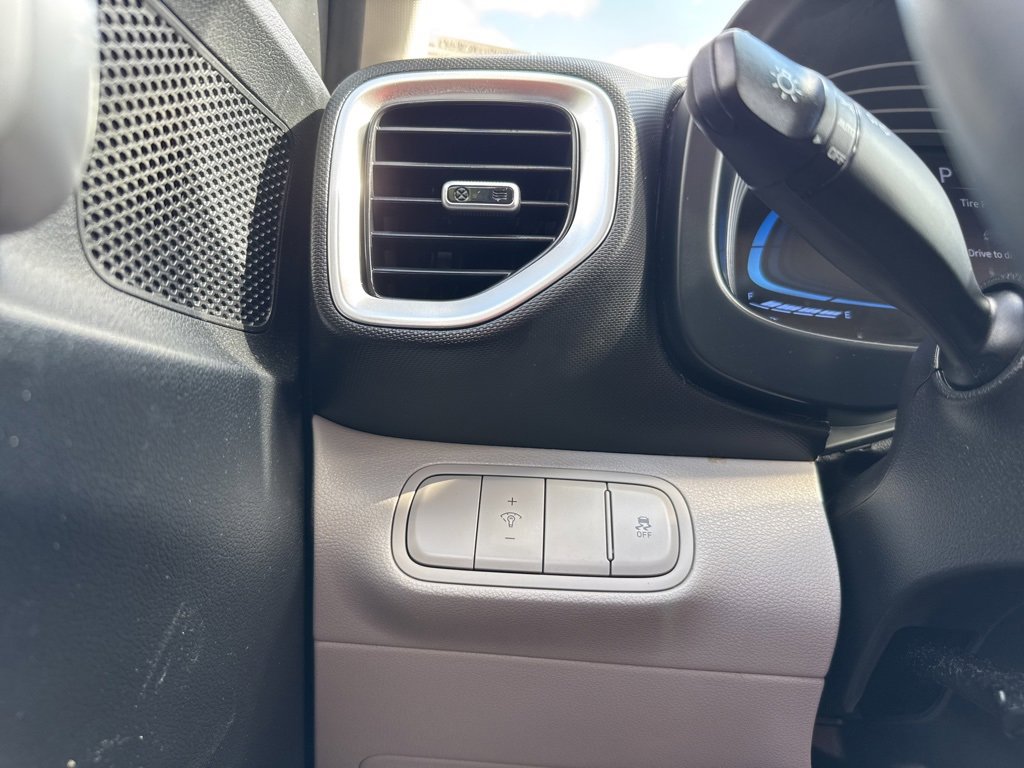 Used 2023 Hyundai Venue SEL image 26
