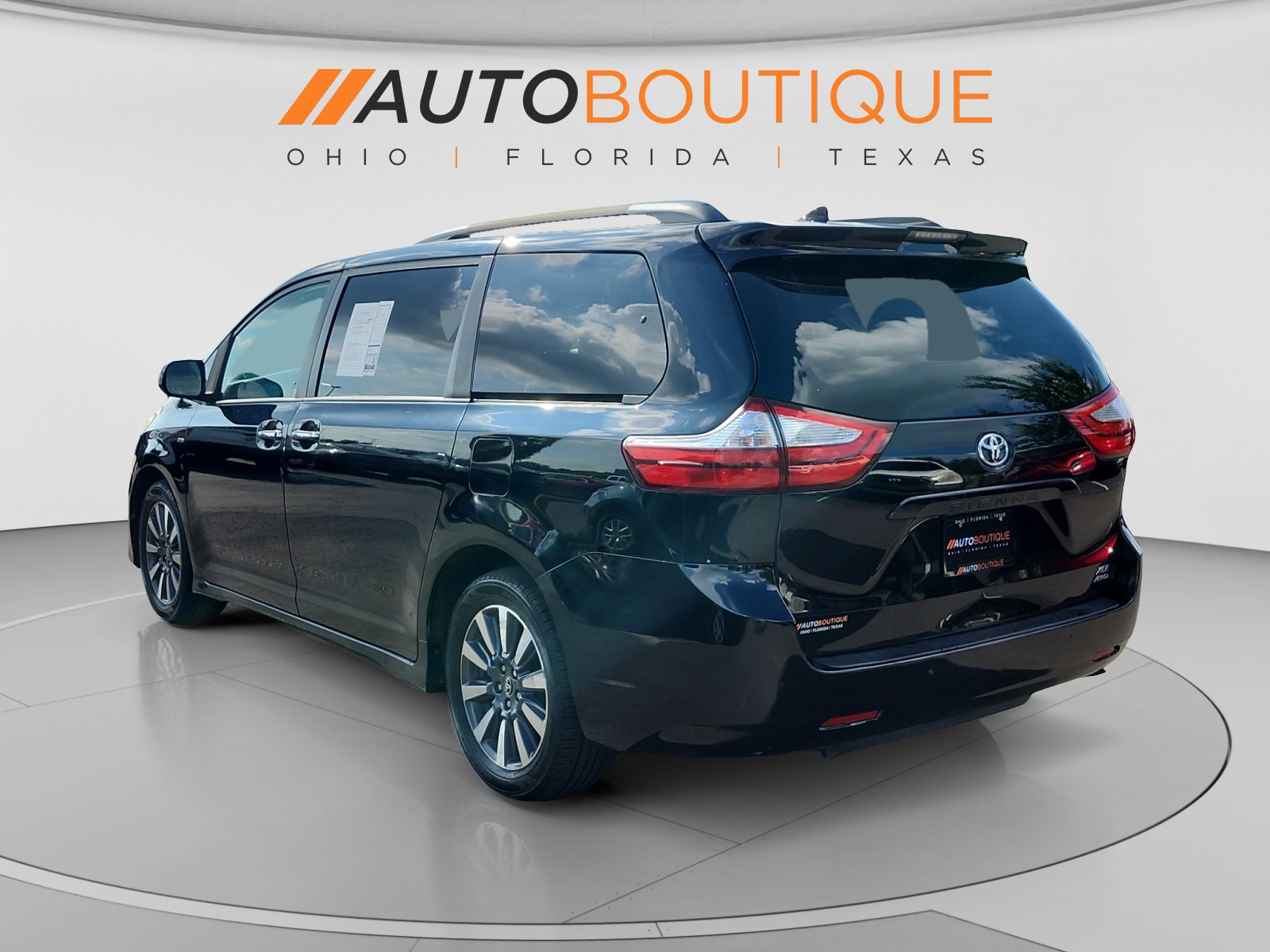 Used 2018 Toyota Sienna XLE w/ XLE Navigation Package AWD/4WD image 3