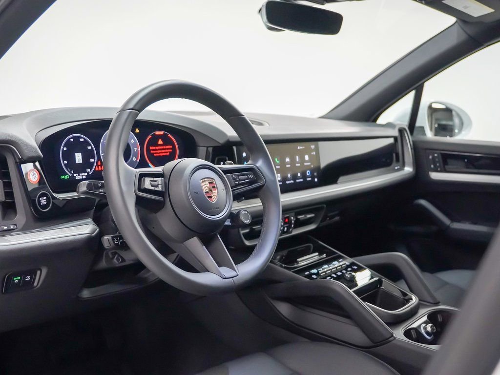 Used 2025 Porsche Cayenne image 4