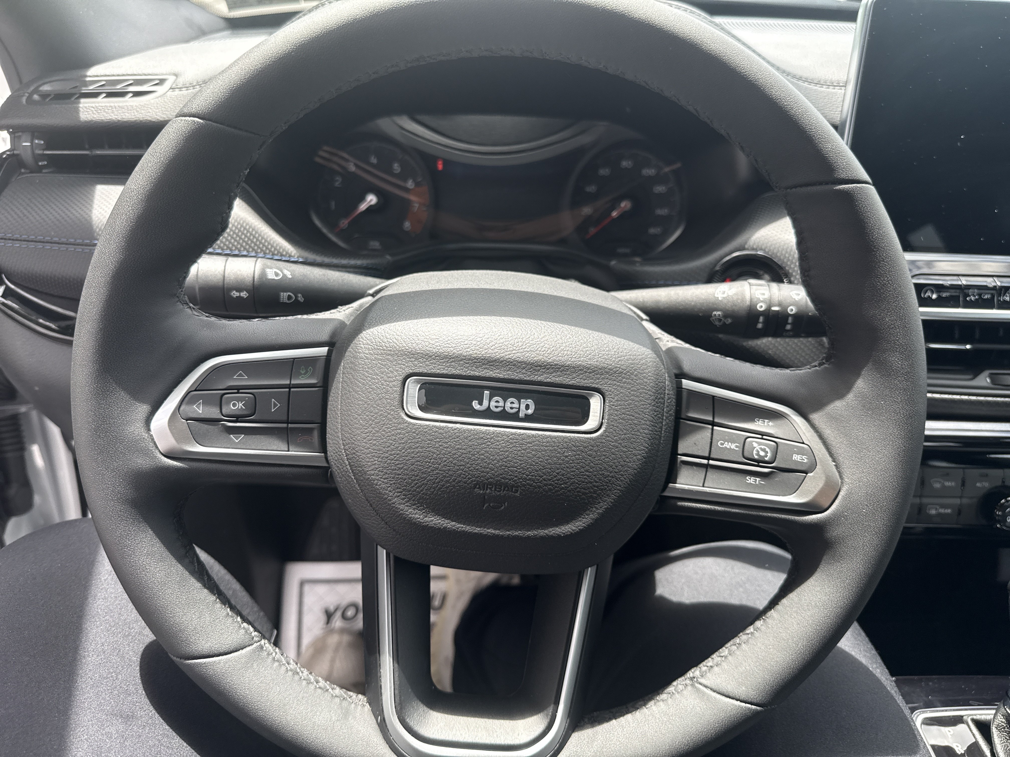 Used 2025 Jeep Compass Latitude w/ Convenience Group AWD/4WD image 17