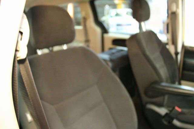 Used 2018 Dodge Grand Caravan SE w/ UConnect Hands-Free Group image 10