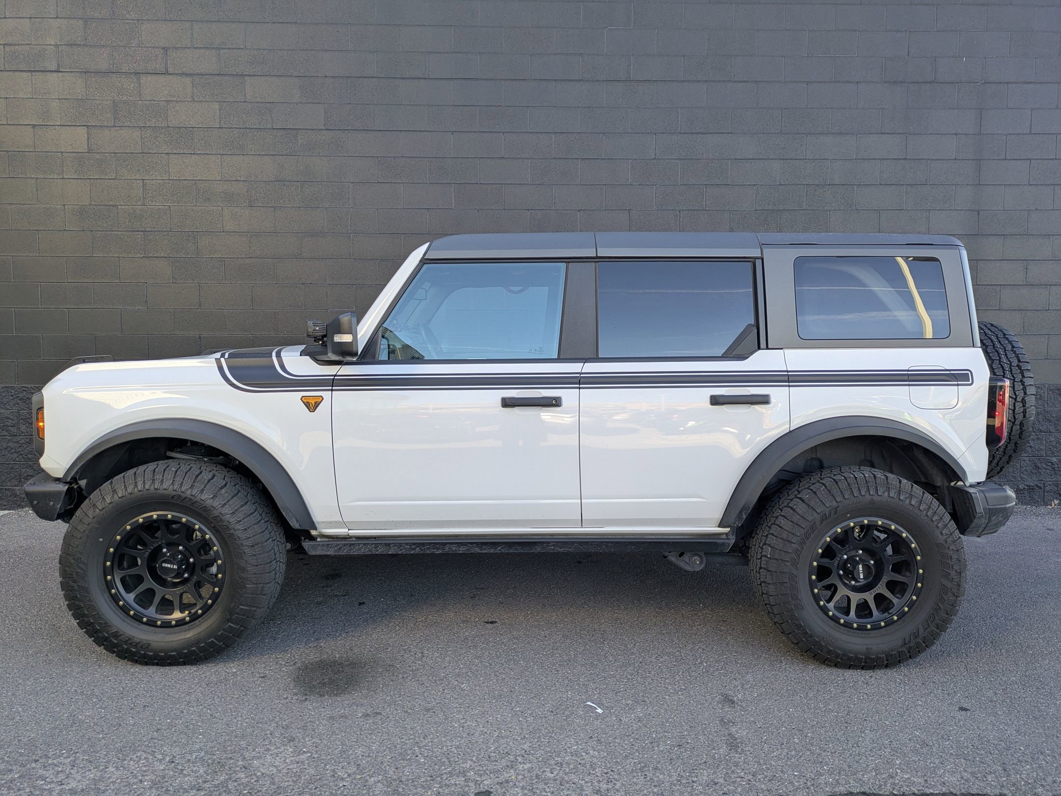 Used 2023 Ford Bronco Badlands image 7