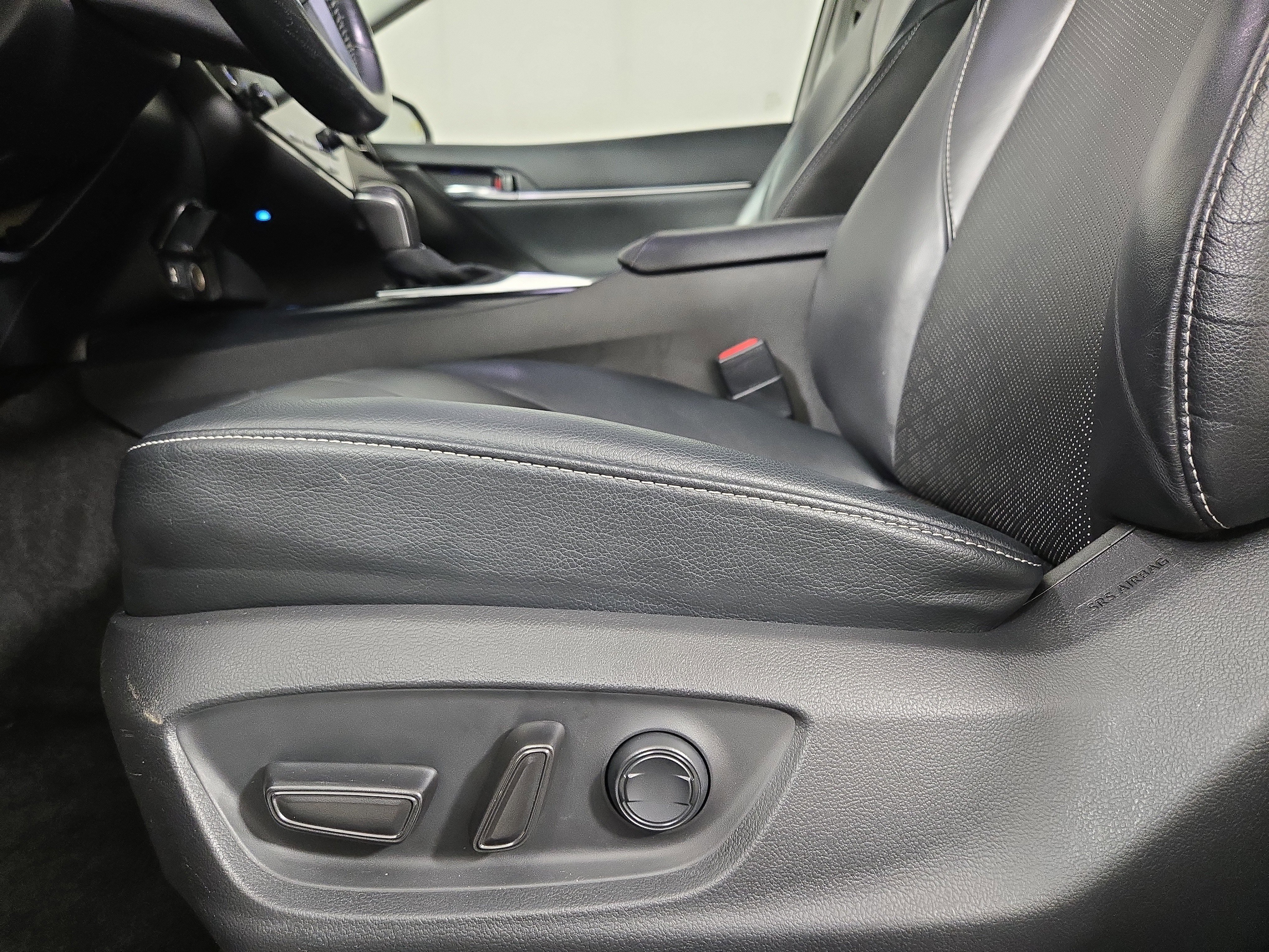 Used 2020 Toyota Camry XSE w/ Blackout Package image 31