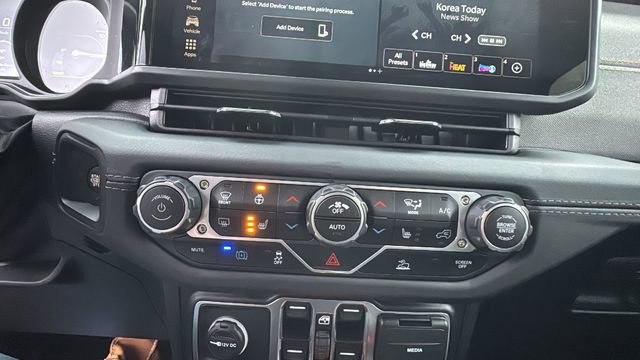 Used 2025 Jeep Wrangler Unlimited Sahara image 22