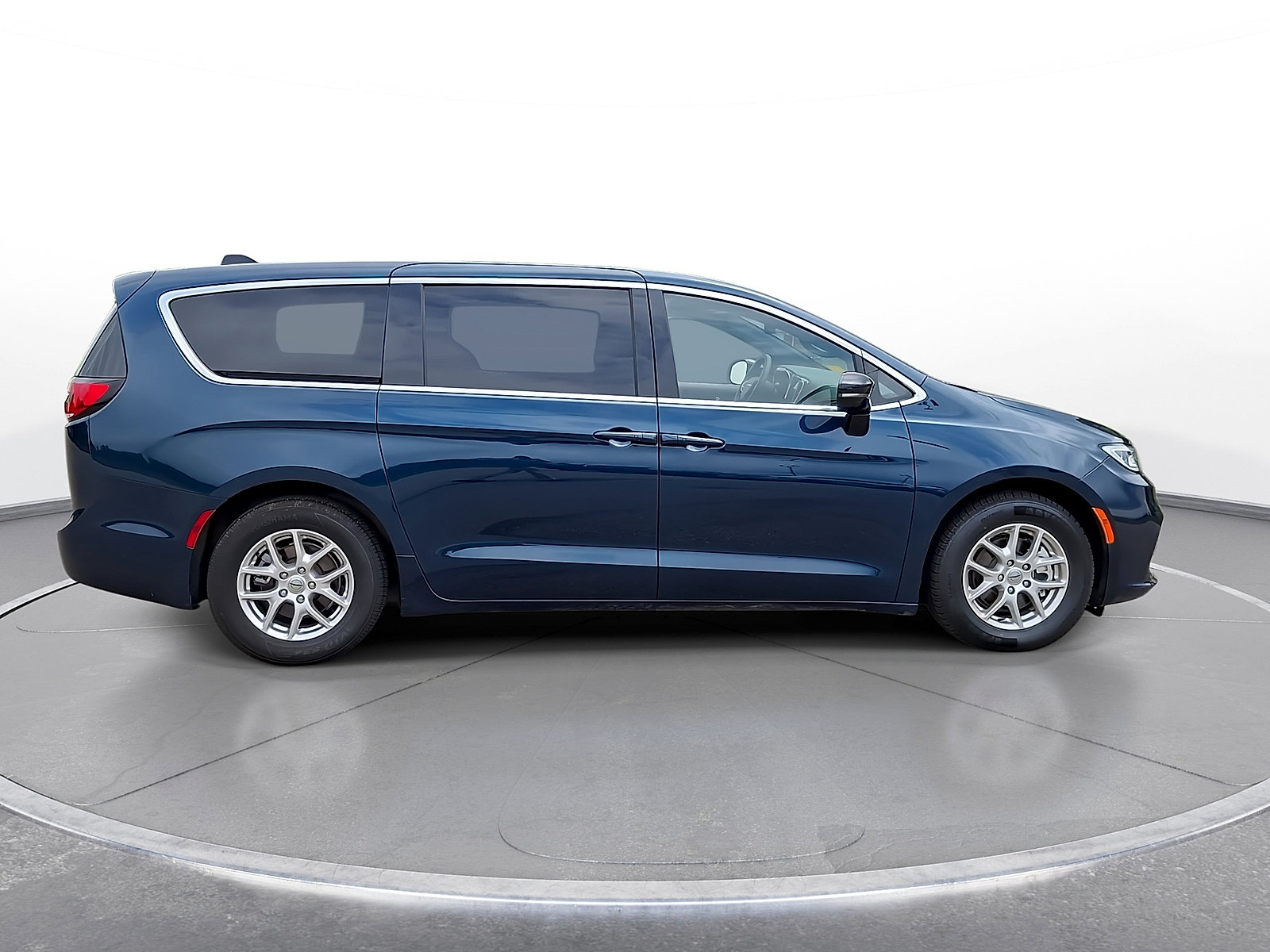 Used 2025 Chrysler Pacifica Select FWD image 9
