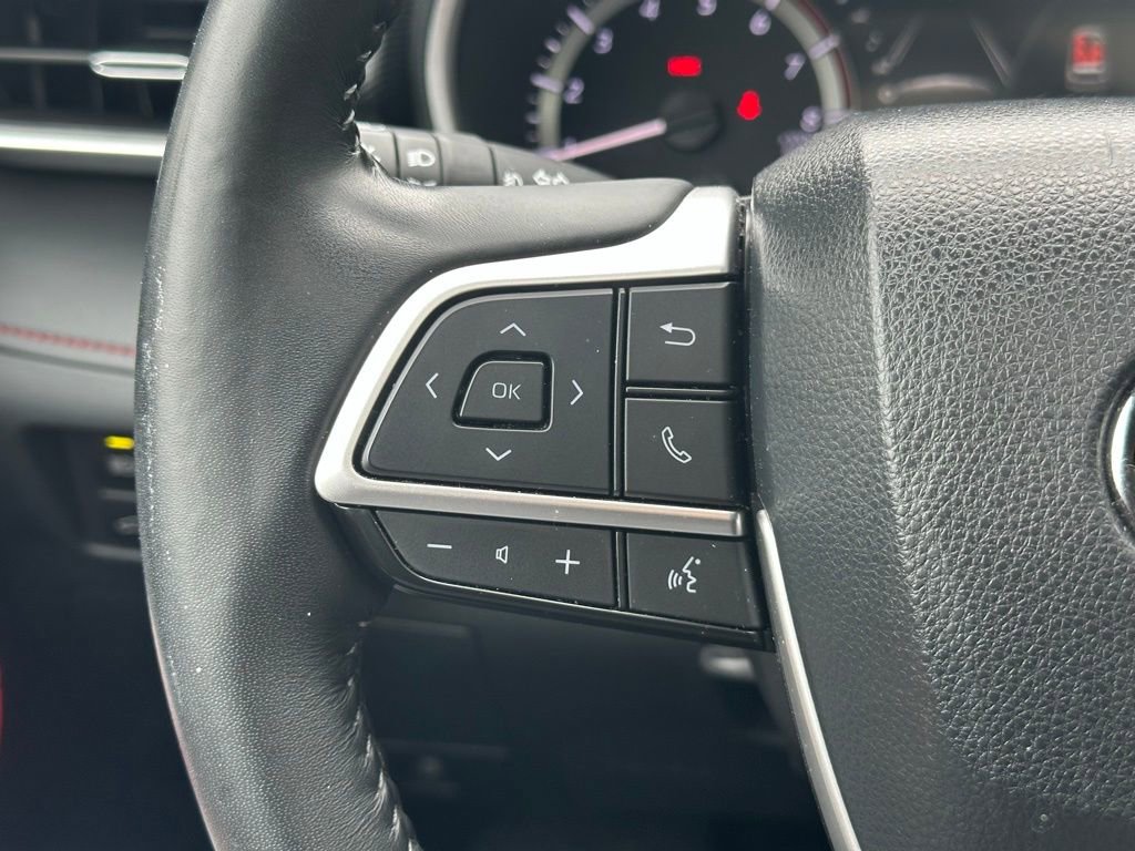 Used 2023 Toyota Highlander XSE FWD image 11