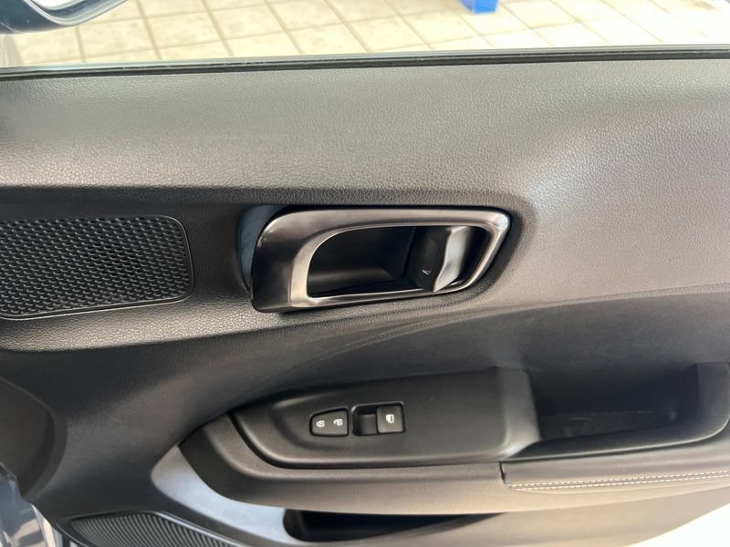 Used 2023 Hyundai Venue Limited FWD image 14