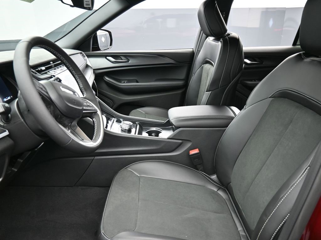 New 2025 Jeep Grand Cherokee Altitude image 11