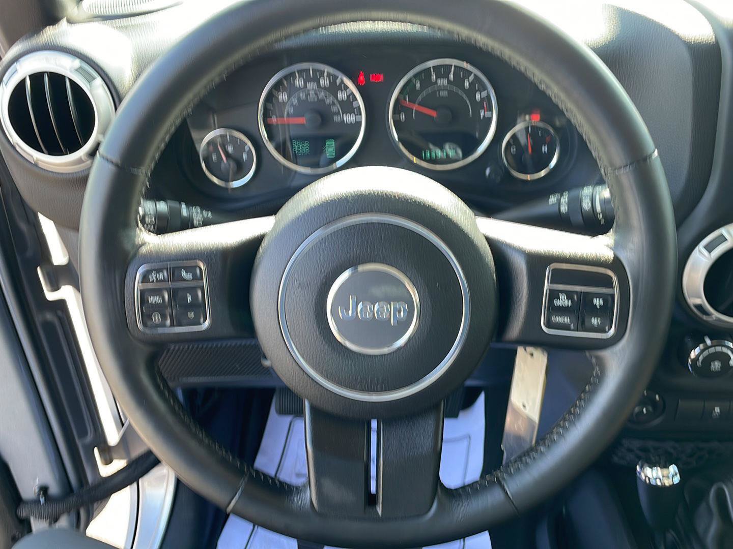 Used 2015 Jeep Wrangler Rubicon w/ Power Convenience Group AWD/4WD image 13