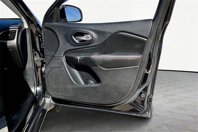 Used 2019 Jeep Cherokee Trailhawk image 19