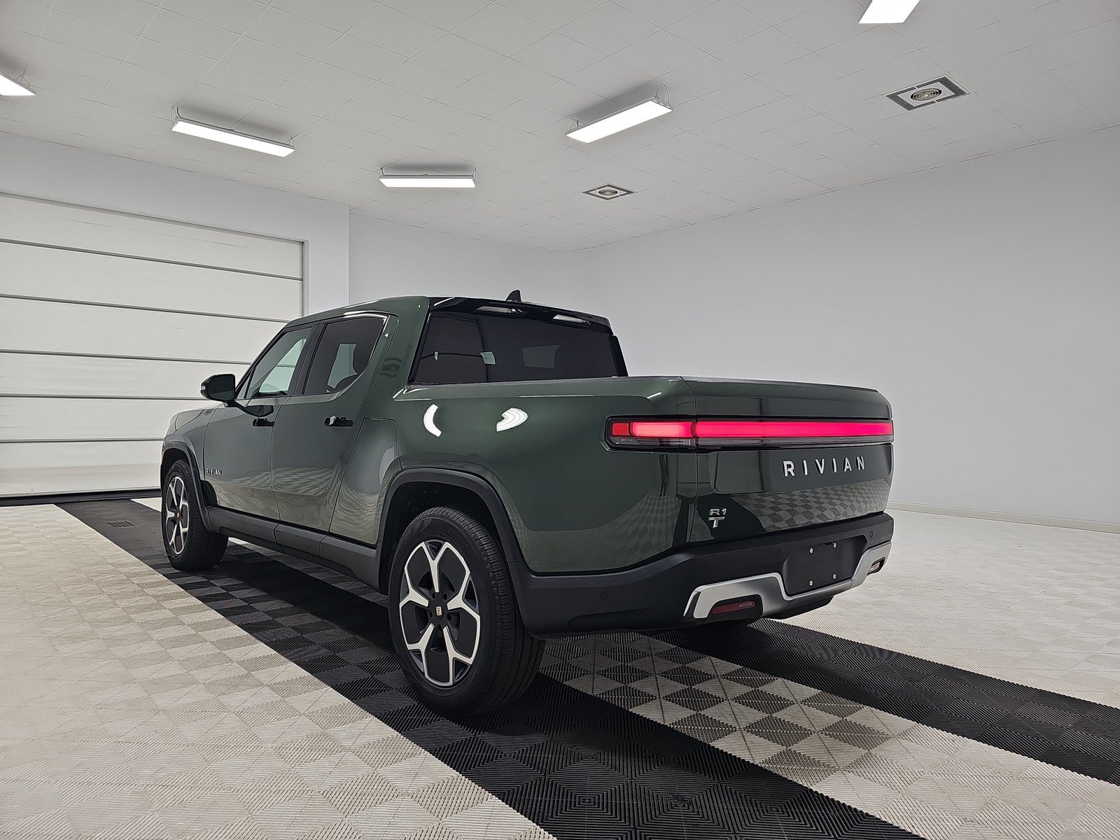 Used 2024 Rivian R1T Adventure AWD/4WD image 3
