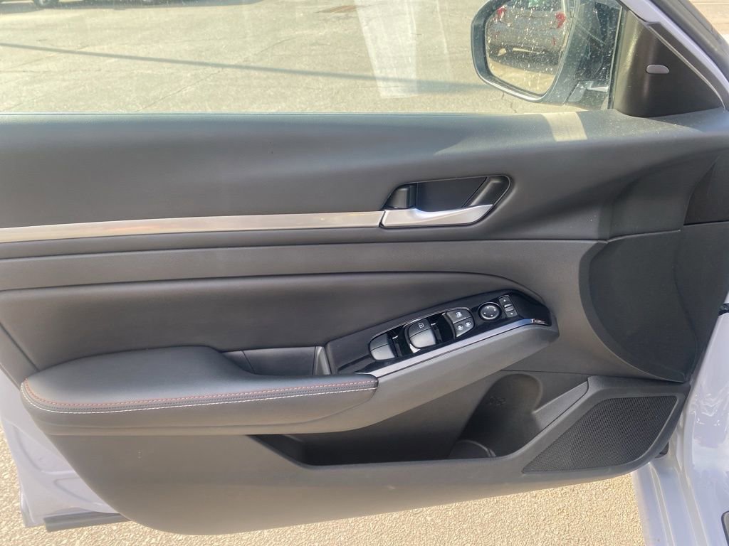 Used 2024 Nissan Altima 2.0 SR image 10