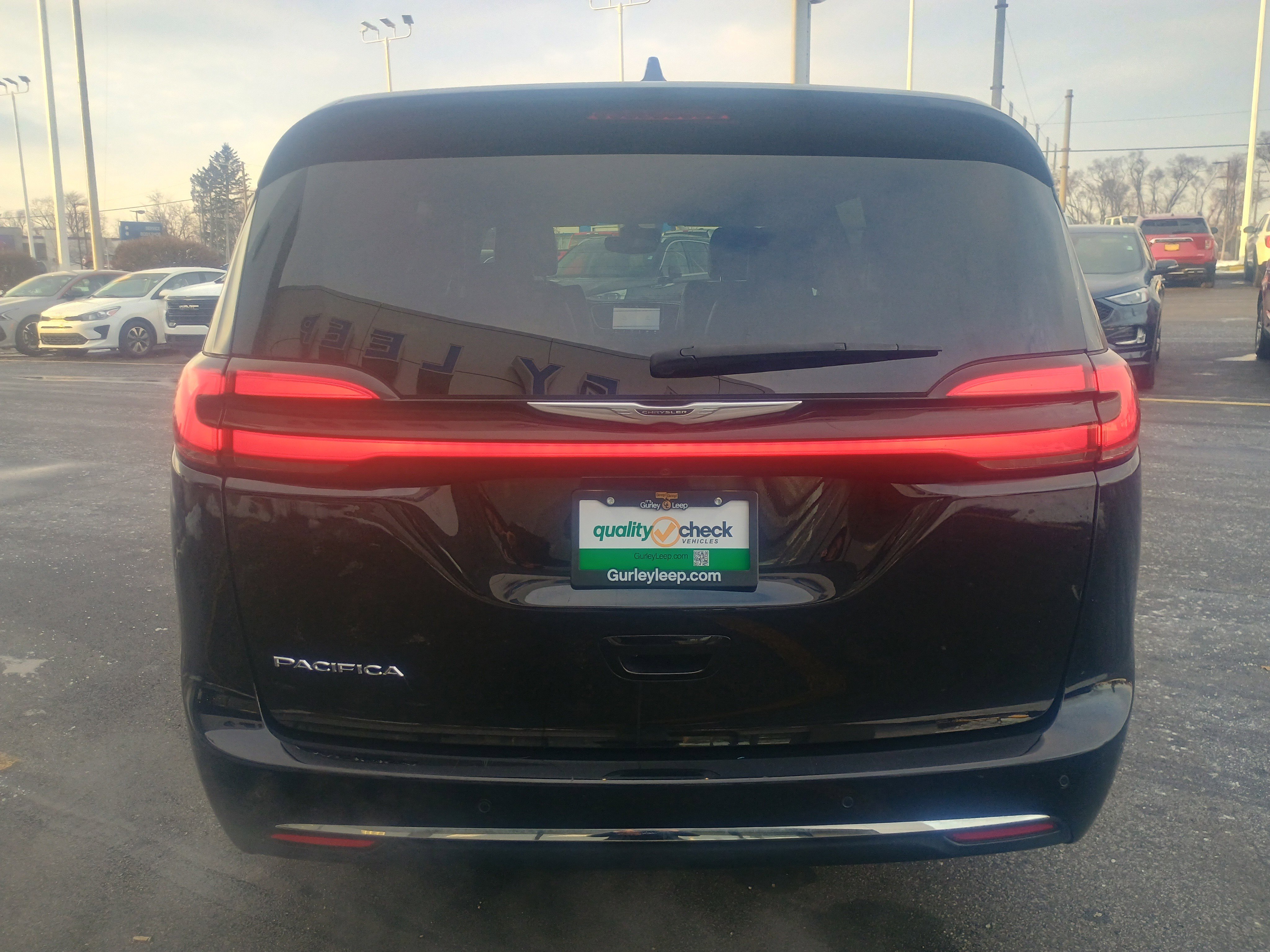 Used 2024 Chrysler Pacifica Touring-L image 9