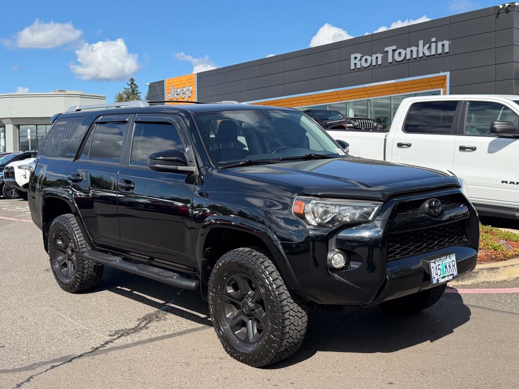 Used 2018 Toyota 4Runner SR5 AWD/4WD image 2