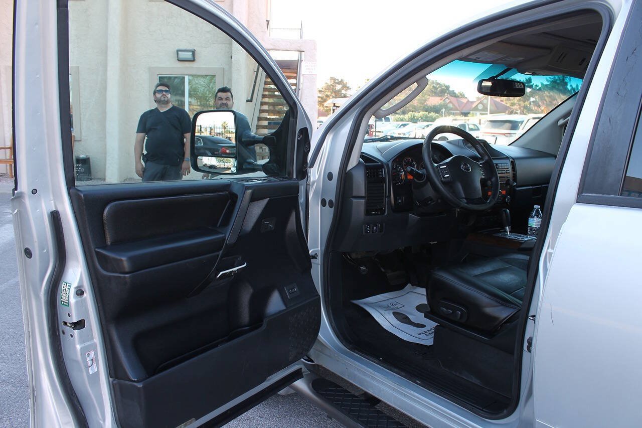 Used 2010 Nissan Titan LE w/ Technology Pkg RWD image 22